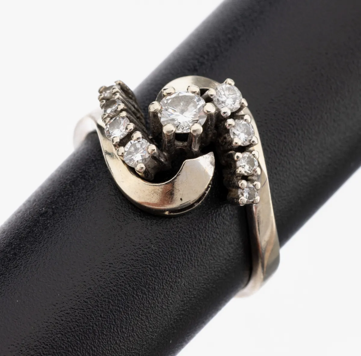 Bague en or 14 kt avec brillants, or blanc 585/000, design courbé, 9 brillants total env. 0.42 ct
