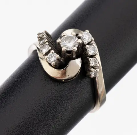 Bague en or 14 kt avec brillants, or blanc 585/000, design courbé, 9 brillants total env. 0.42 ct