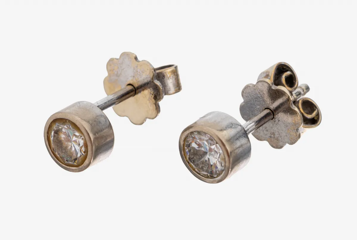 Pair of 14 kt gold diamond ear studs, white gold 585/000 hallmarked, 2 diamonds total approx. 0.40 ct