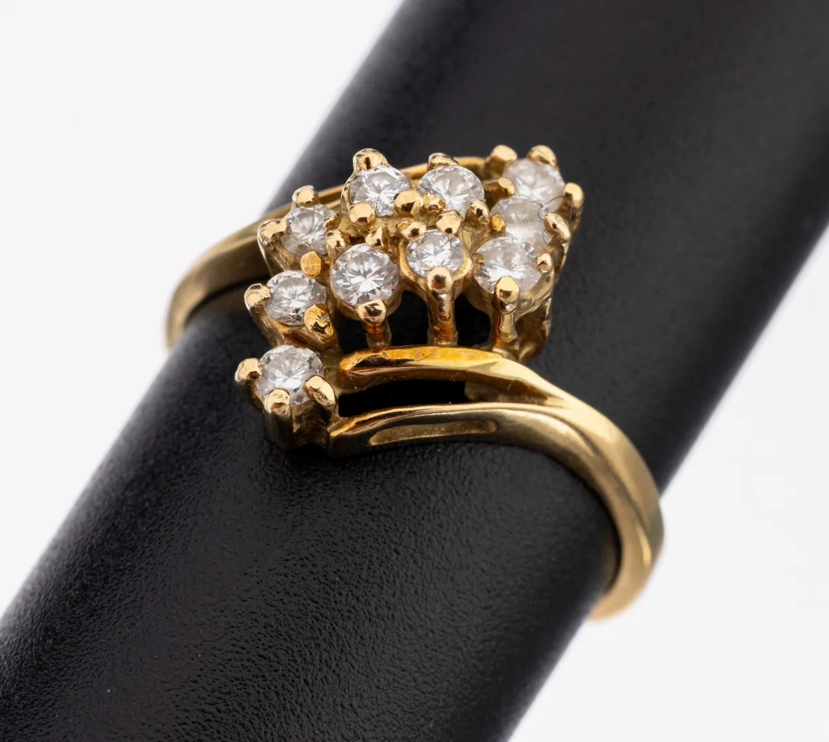 Bague solitaire or 14 kt, or jaune 585/000, tête de bague haute, 10 diamants env.