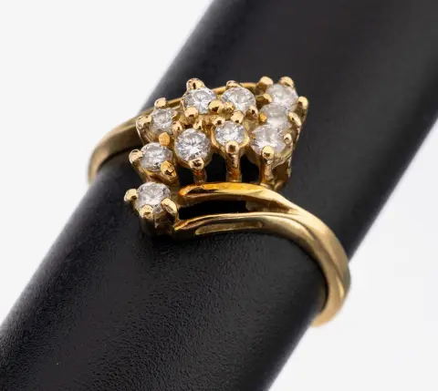 Bague solitaire or 14 kt, or jaune 585/000, tête de bague haute, 10 diamants env.