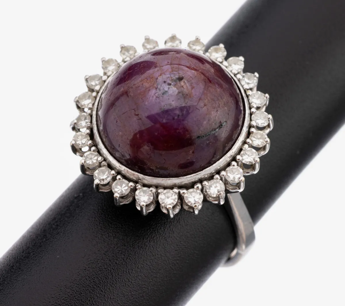 14 kt Gold Rubin-Diamant-Ring, WG 585/000, mittig runder Sternrubin ca. 15 ct, 24 8/8-