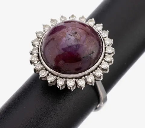 Bague or 14 kt rubis-diamant, or blanc 585/000, rubis étoilé rond central env. 15 ct, 24 8/8-