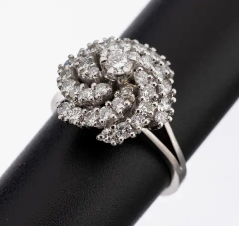 Bague en or 18 ct avec diamant, or blanc 750/000, au centre un diamant env. 0,15 ct blanc/si, 36