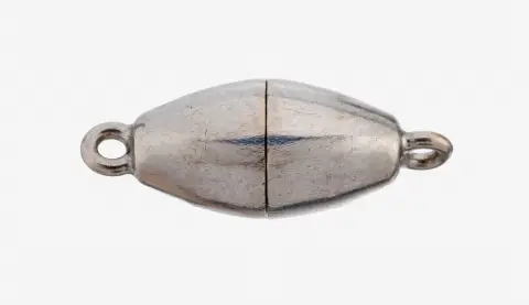 Fermoir magnétique en or 18 ct, or blanc 750/000, forme olive, env. 2,1 g Estimation : 480,- EUR