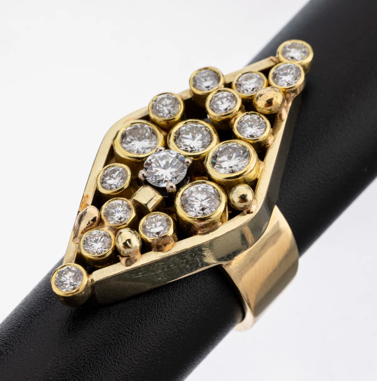 14 kt Gold Brillant-Ring, GG 585/000, navettef. Ringkopf, 17 einzeln gefasste