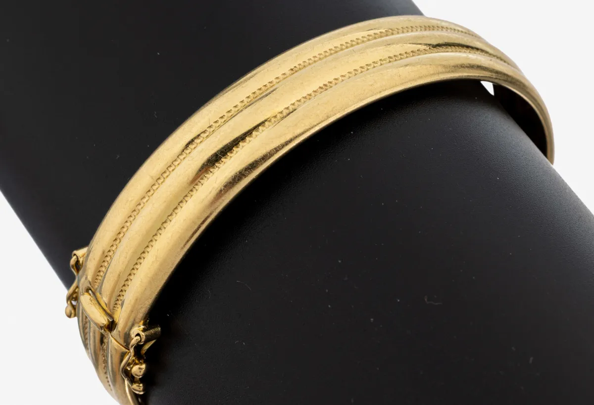 18 kt gold bangle, 750/000, grooved decoration, w. approx. 12 mm, approx. 6.2 x 5.8 cm,