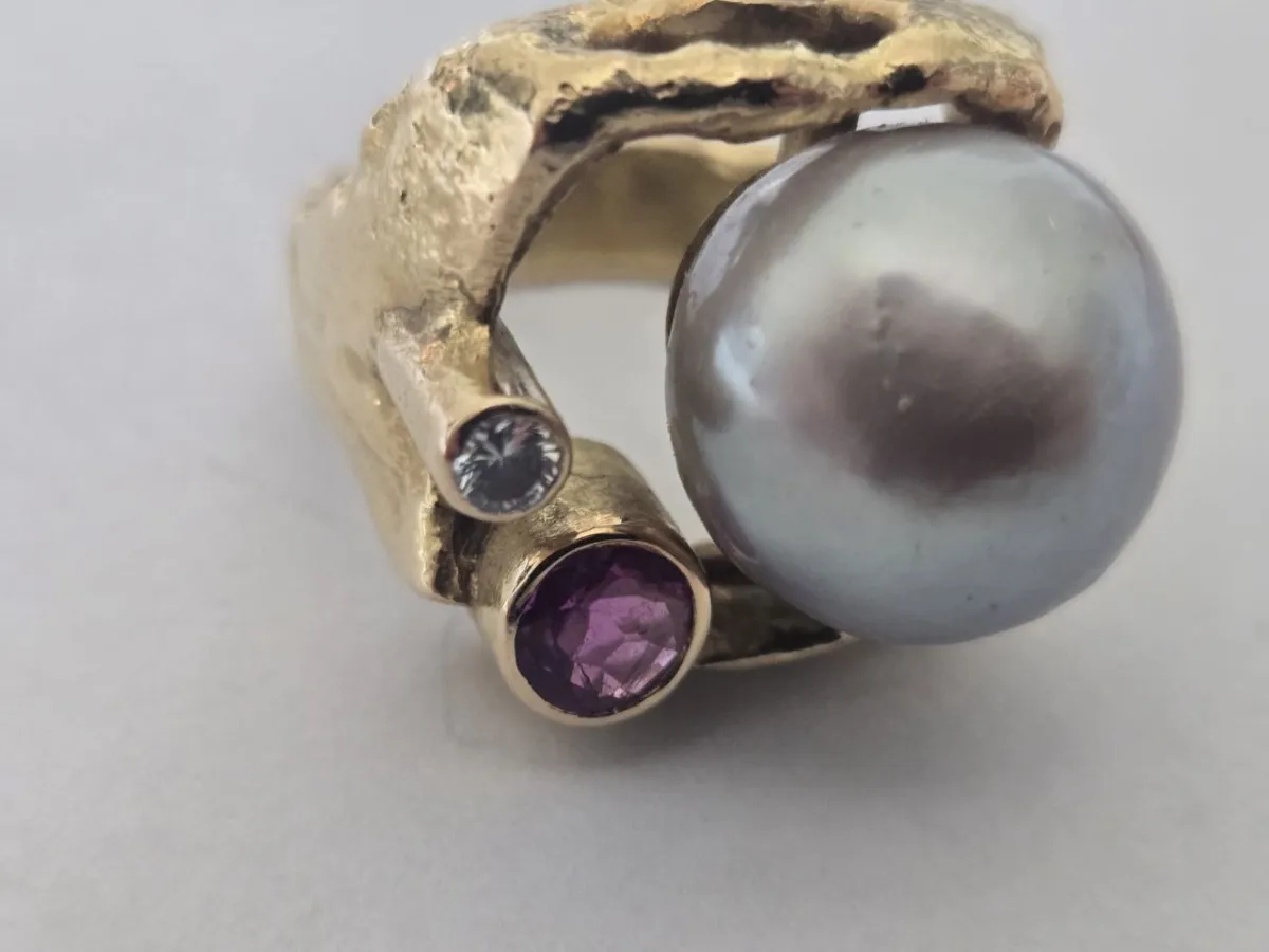 Ring (with large Biwa pearl, ruby + brilliant)