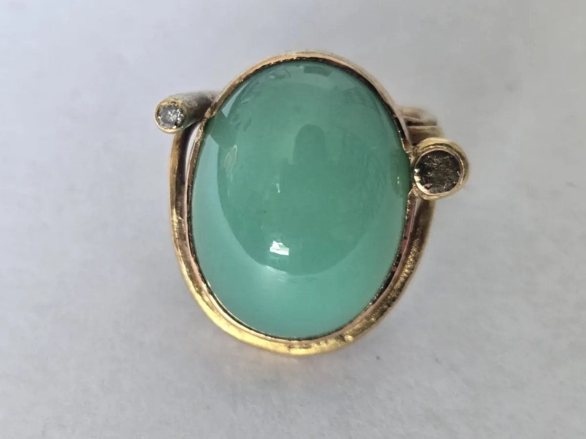 Prsten s kabošonem chrysoprasu + briliant (zlato 750/000)