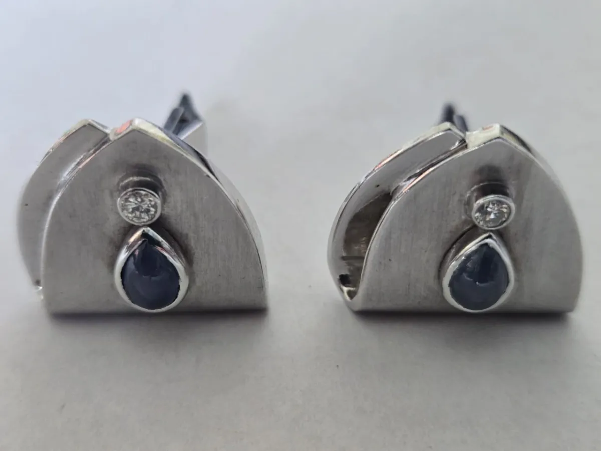 Pár manžetových knoflíčků (zlato 14K, safír + diamanty)