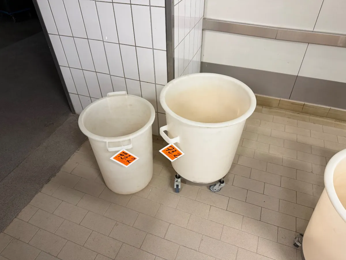 Plastic container (with mobile base) + 1 additional plastic container