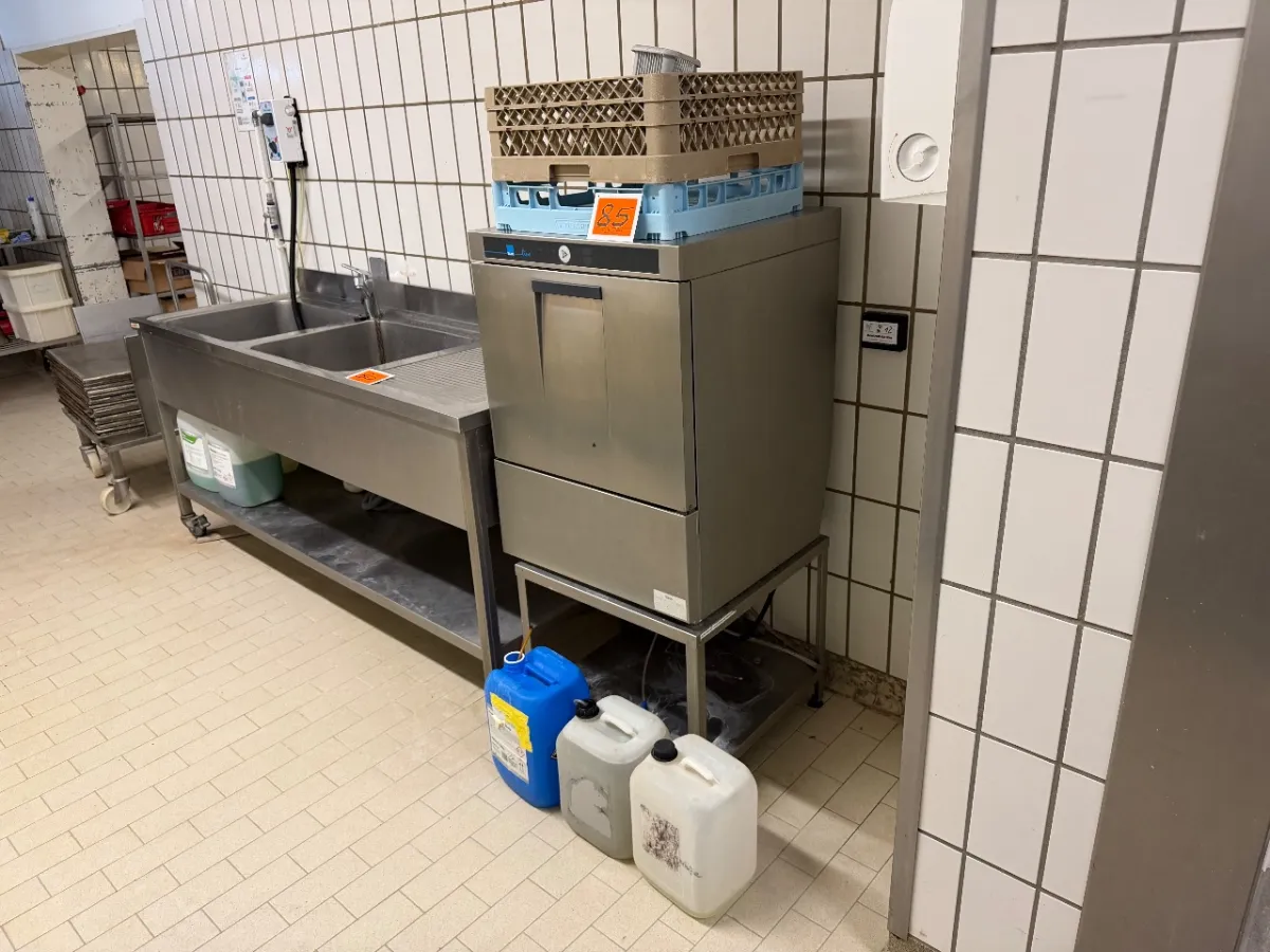 Commercial dishwasher (Hobart)