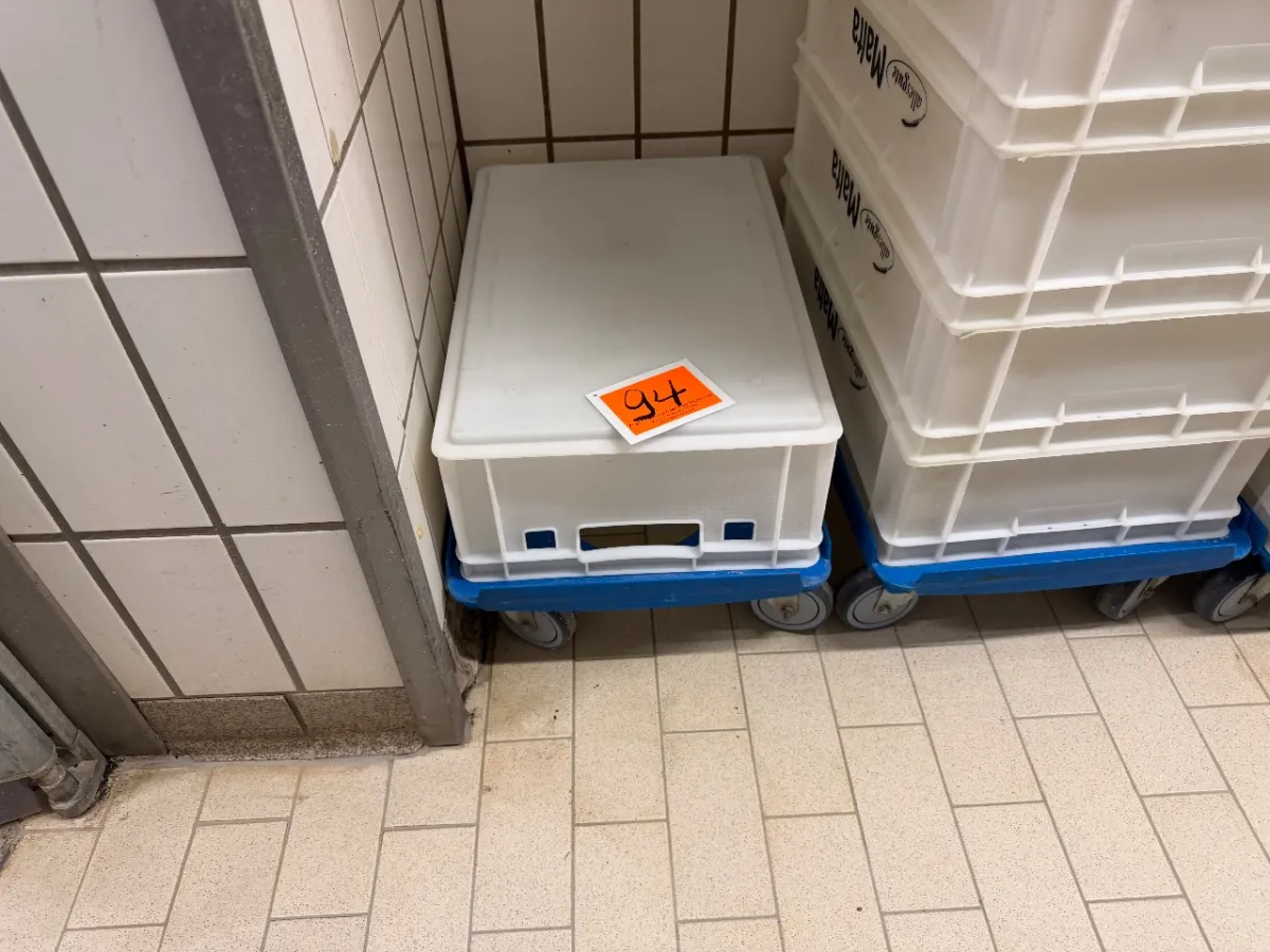 Plastic tub (container)