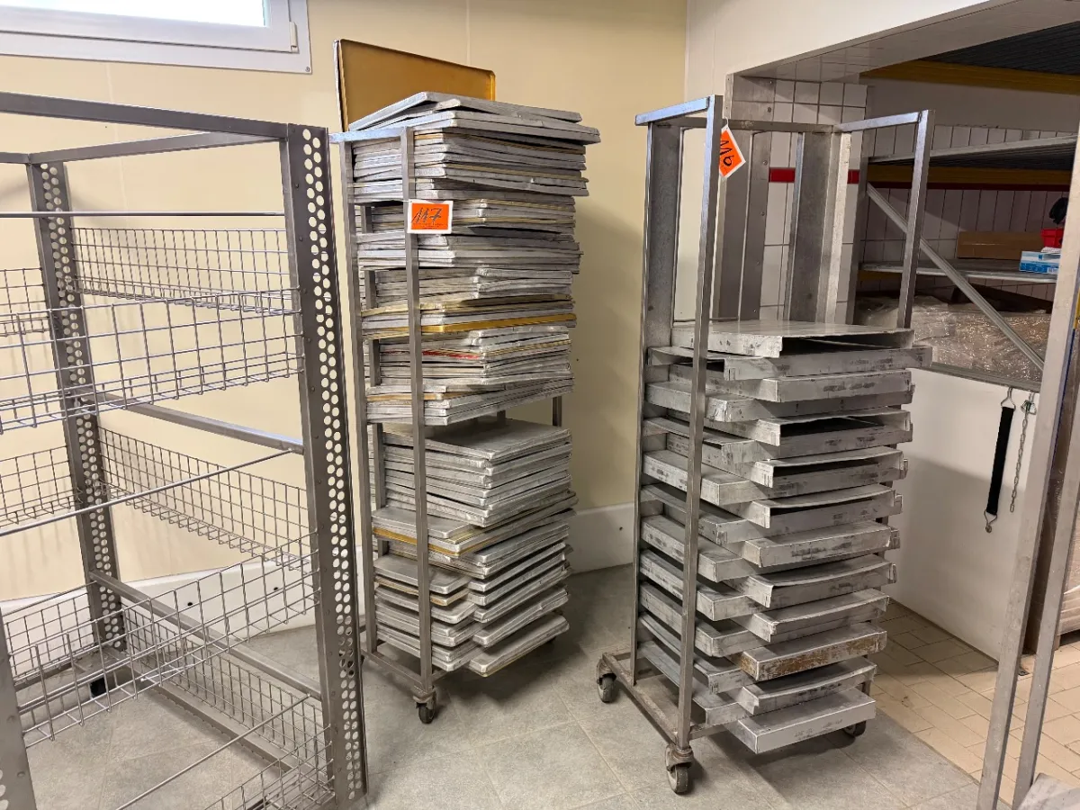 Lot of aluminium baking trays (approx. 100 pieces) + (1 transport trolley)