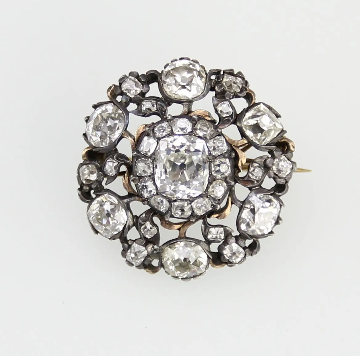 Baroque – Diamond brooch – Silver gilt and gold, set with seven old-cut diamonds of very good quality up to 8.5 x 7 mm and 24 small old-cut diamonds, Germany or France mid-18th century