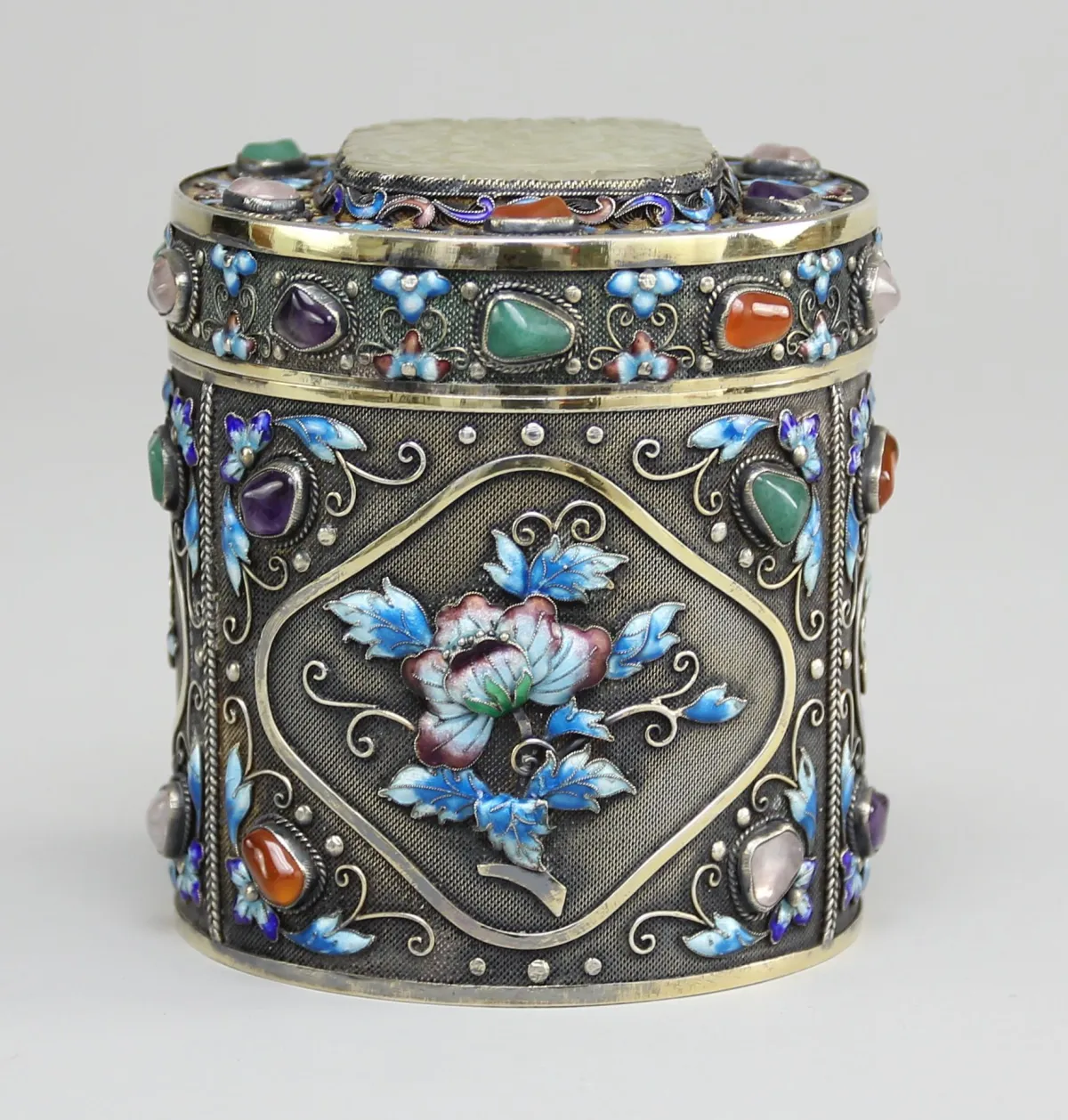 Jewellery box – gilded silver (vermeil) repoussé with filigree appliqués and gemstones on the lid, carved jade plaque with the auspicious sign "Shou"