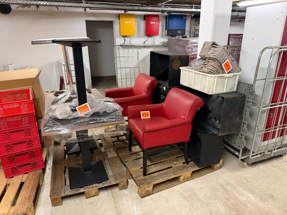 Lot de tables (4 pièces) + (2 fauteuils, endommagés) + (déco)