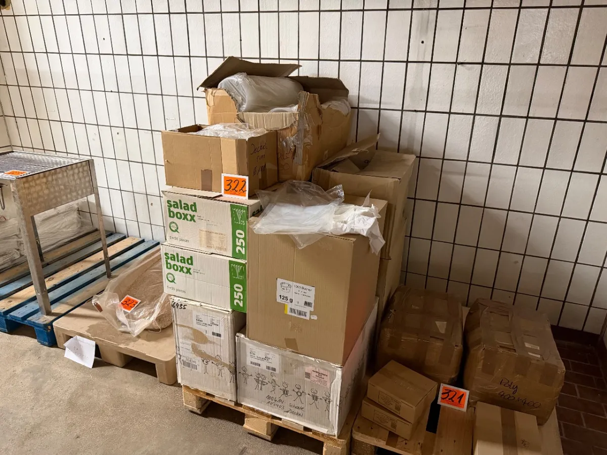 Posten div. Grill-/Spargelschalen (3-geteilt); Becher; Deckel; Verpackungsbecher etc.