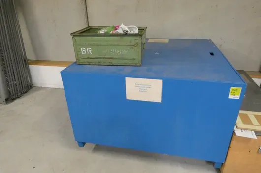 Partij drinkwaterleidingen, afvalwaterpompen, kuipen en accessoires met kist