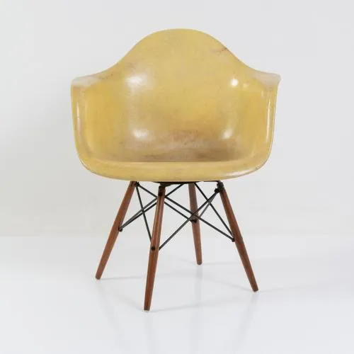 Charles Eames, Ray Eames – Armchair 'PAW' on dowel-legged wood and wire base with swivel, 1950 (design)