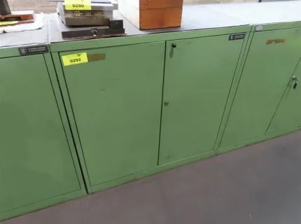 1 szafa metalowa, ok. 100 x 50 x 100 cm, 2 drzwi skrzydłowe, zawartość: różne części do szlifierki