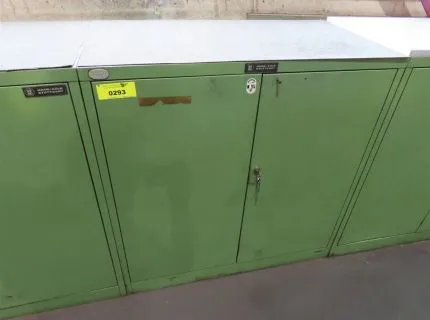 1 armoire métallique, env. 100 x 50 x 100 cm, 2 portes battantes, contenu : disques de meulage