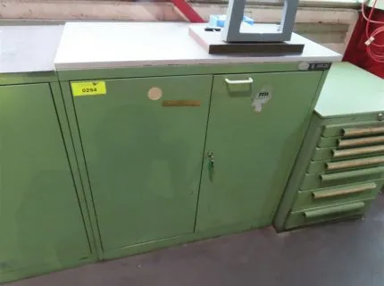 1 armoire métallique, env. 100 x 50 x 100 cm, 2 portes battantes, contenu : divers disques de meulage