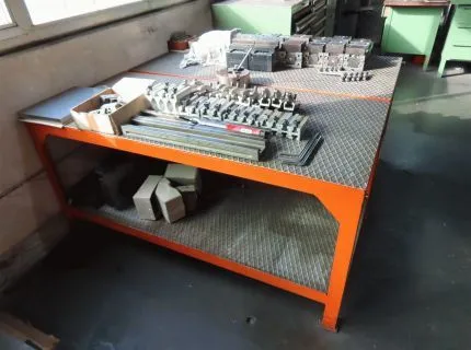 2 stoły warsztatowe metalowe, wymiary 170 x 80 cm każdy, 2 półki