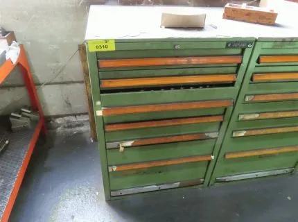 1 armoire à outils, env. 70 x 80 x 100 cm, 7 tiroirs, contenu : diverses pinces de serrage, fraises, dispositifs de serrage, etc.