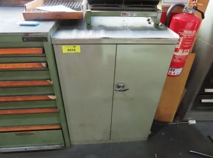 1 szafa metalowa, ok. 70 x 80 x 100 cm, 2 drzwi skrzydłowe, zamknięta, zawartość nieznana