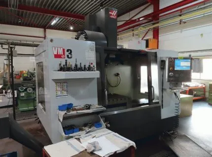 1 bewerkingscentrum, fabr.: Haas, type: VM-3, serienr. 1160888, bouwjaar: 2013, 24-voudige gereedschapswisselaar, meetastsysteem, fabr.: RENISHAW, koelmiddel door spindel, inschakeltijd 11.048 uur