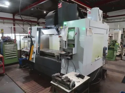 1 centrum obróbcze, producent: Haas, typ: VM3, nr seryjny 1143410, rok: 2017, 40-pozycyjny wymieniacz narzędzi, system pomiarowy, producent: RINISHAW, chłodziwo przez wrzeciono, czas włączenia 8726 godzin