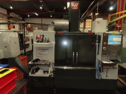 1 bewerkingscentrum, fabr.: Haas, type: VM-2, serienr. 1109940, bouwjaar: 2014, 24-voudige gereedschapswisselaar, meetsysteem, fabr.: RENISHAW, koelmiddel door spindel, inschakeltijd 5973 uur