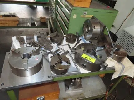 1 partij 3-klauw- of 4-klauwklauwplaten bestaande uit 1 x 3-klauwklauwplaat, diameter 240 mm, 1 x 3-klauwklauwplaat, diameter 200 mm, 1 x 3-klauwklauwplaat, diameter 100 mm, 1 x 4-klauwklauwplaat, diameter 200 mm, 1 x 3-klauwklauwplaat, diameter 130 mm, 1 x 3-klauwklauwplaat, diameter 200 mm, 1 x 3-klauwklauwplaat, diameter 140 mm