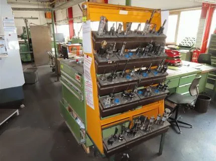 1 gereedschapshouderrek voor 60 gereedschapshouders, voorzien van 50 gereedschapshouders, deels met gereedschap