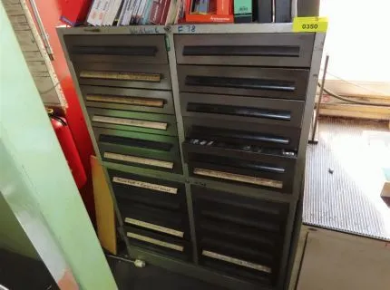 2 metalowe szafy z szufladami, każda ok. 120 x 40 cm, każda 2 x 6 szuflad, zawartość: różne wiertła, pogłębiacze itp.