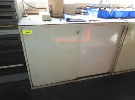 1 szafa metalowa, ok. 160 x 100 cm, 2 drzwi przesuwne, zawartość: różne uchwyty narzędziowe, wiertła, wiertła wielkoformatowe do 50 mm, wiertła płaskie