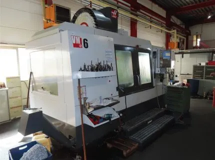 1 centre d'usinage, fabr. : Haas, type : VM-6, n° de série : 1128013, année : 2016, changeur d'outils 40 positions, latéral, système de palpage, fabr. : RENISHAW, arrosage par broche, filtre à liquide de coupe et aspiration, temps de cycle 6 535 heures