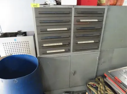 1 szafa na narzędzia, ok. 100 x 40 x 80 cm, 2 x 6 szuflad, pusta, 1 szafa metalowa, ok. 1 m x 40 x 80 cm, 2 drzwi skrzydłowe, pusta