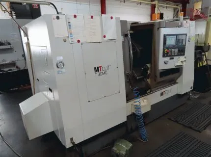1 tokarka CNC, producent: Focus CNC, typ: FCL 300 MC, nr seryjny: B2110901, rok produkcji: 2011, sterowanie, producent: Siemens, typ: Sinumerik 828D, 12-pozycyjny wymieniacz narzędzi, konik