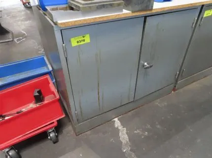 1 szafa metalowa, ok. 100 x 50 x 85 cm, 2 drzwi skrzydłowe