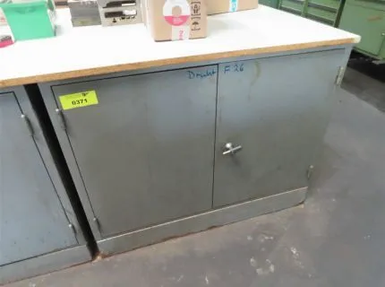 1 szafa metalowa, ok. 100 x 50 x 85 cm, 2 drzwi skrzydłowe
