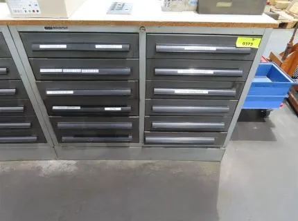 1 metalowa szafa z szufladami, ok. 100 x 500 x 85 cm, 2 x 6 szuflad, zawartość: różne plastikowe pojemniki, oleje itp.