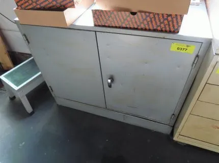 1 kovová skříň, cca 100 x 40 cm, dvoudveřová, obsah: různé upínací prostředky