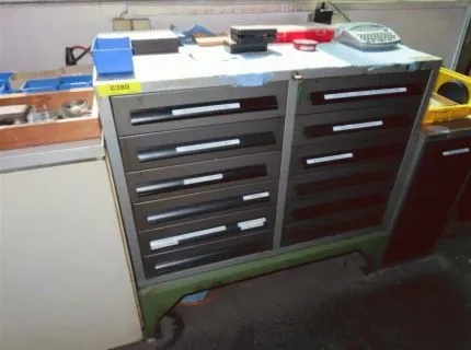 1 metalowa szafa z szufladami, ok. 100 x 50 x 85 cm, 2 x 6 szuflad, zawartość: różne trzpienie kontrolne, refraktometry, części zamienne itp.