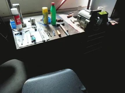 1 workbench, approx. 160 x 60 cm, with 1 base cabinet, 4 drawers, mounted vice, 1 swivel chair