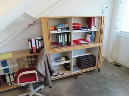 1 wyposażenie biura składające się z: 1 x regał, 3 x highboard, 4 x biurko, 2 x szafka podblatowa, 1 x szafa metalowa, 5 x krzesło biurowe