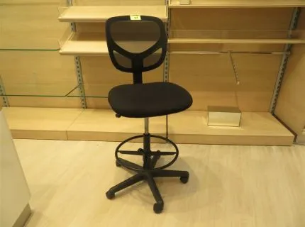 1 Bürodrehstuhl, Stoff-/Netzbezug schwarz, mit Fußstütze
