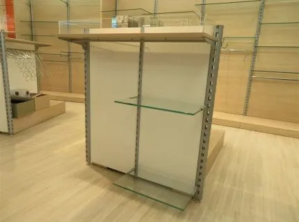 4 Mittelraumgondeln, ca. 1,50 m x 1 m, Holz Ahorn/weiß, beidseitig belegbar, jeweils 3 Ablagen, Kleiderstange und Hängesysteme