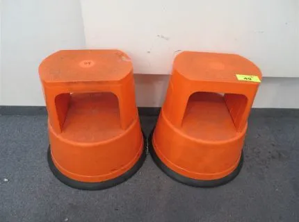 2 Tritthocker, orange, rollbar (Pos. 63)
